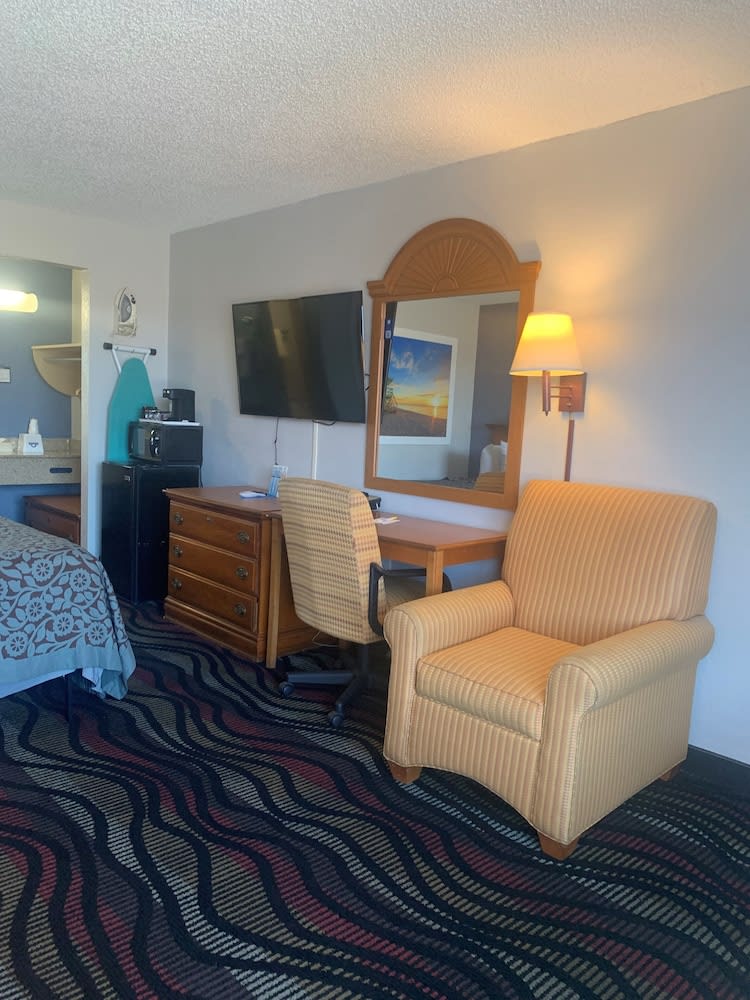 Days Inn by Wyndham Fort Myers 2