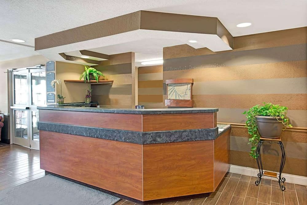 Super 8 by Wyndham San Antonio Downtown NE 3