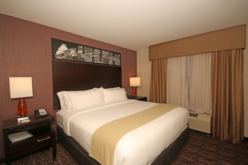 Holiday Inn Express & Suites Charlotte North, an IHG Hotel 3