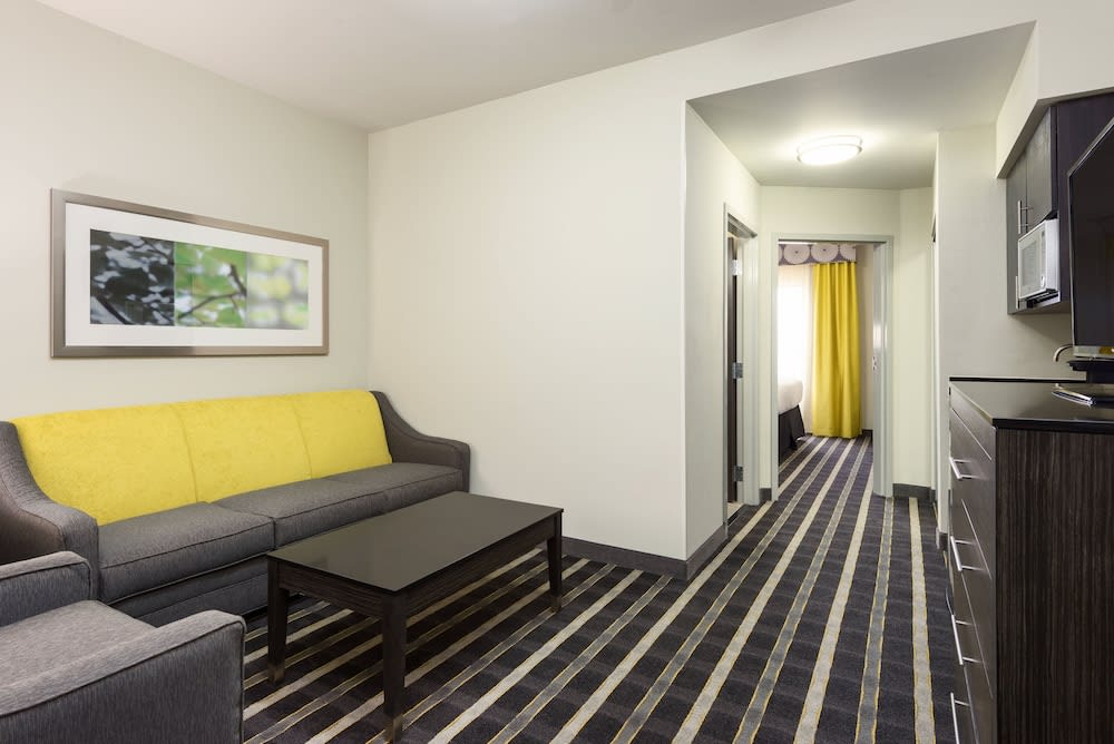 Holiday Inn Express & Suites Norman by IHG 5