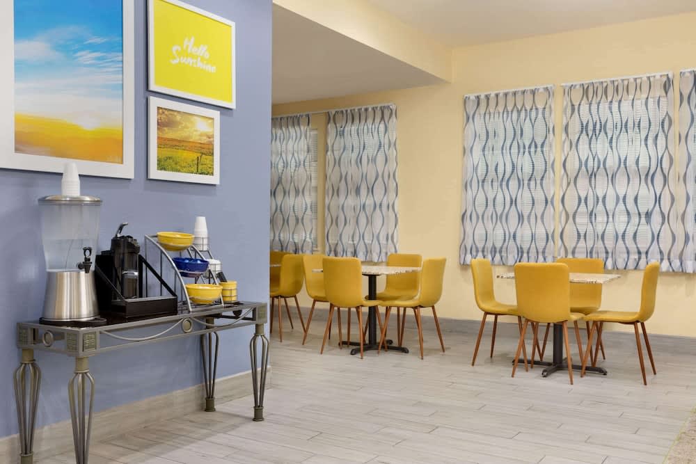 Days Inn & Suites by Wyndham DFW Airport South-Euless 2