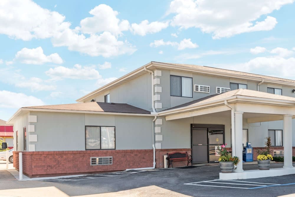 Super 8 by Wyndham Poplar Bluff Missouri 1