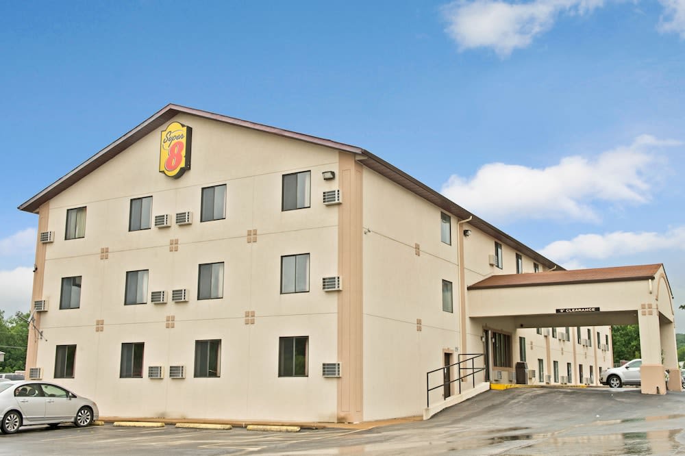 Super 8 by Wyndham Eureka/Six Flags Nearby 1