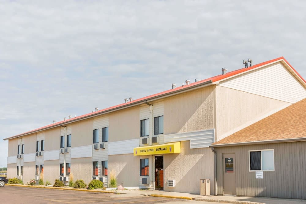 Super 8 by Wyndham Luverne 1