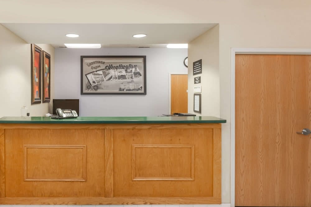 Super 8 by Wyndham Huntington 2
