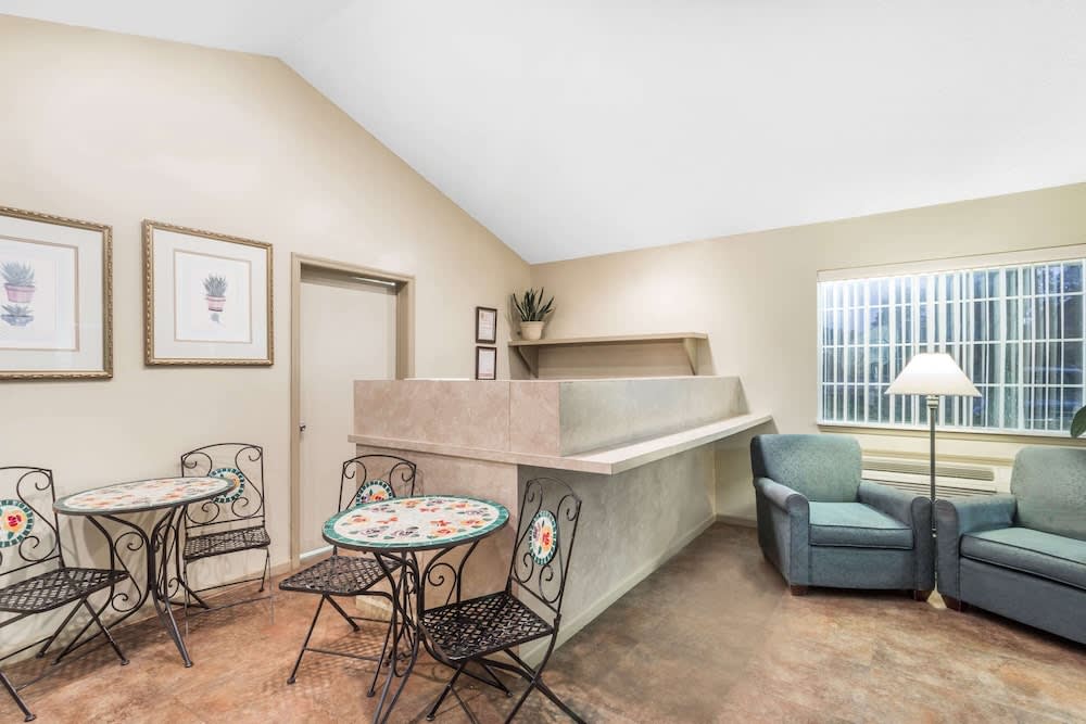 Super 8 by Wyndham Madison 2