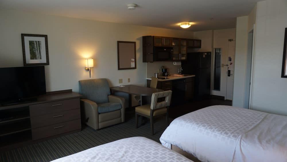 Candlewood Suites West Springfield by IHG 3