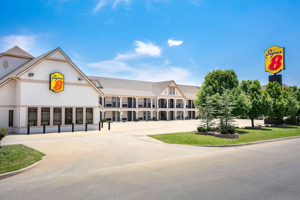 Super 8 by Wyndham City of Moore 1