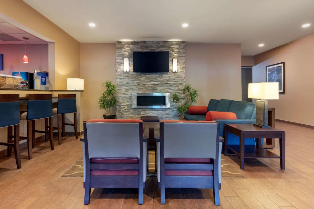 Comfort Inn & Suites Fayetteville-University Area 2