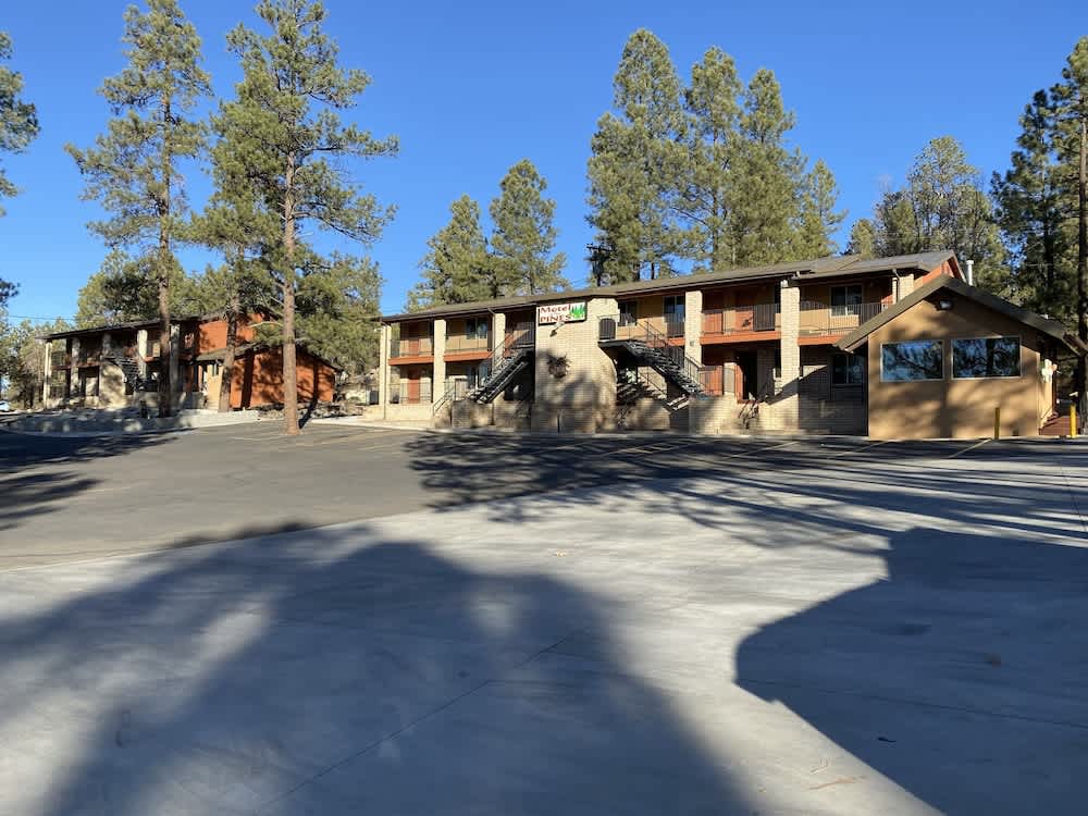Motel In The Pines 1