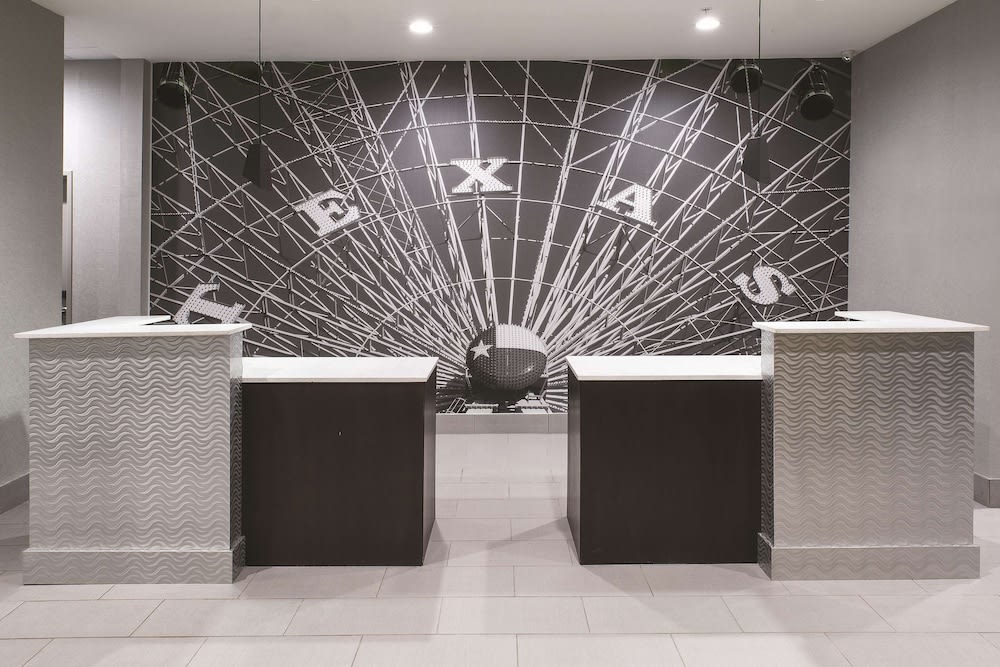 La Quinta Inn & Suites by Wyndham Fort Worth West - I-30 2