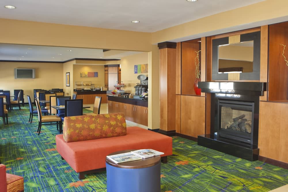Fairfield Inn & Suites by Marriott Champaign 3