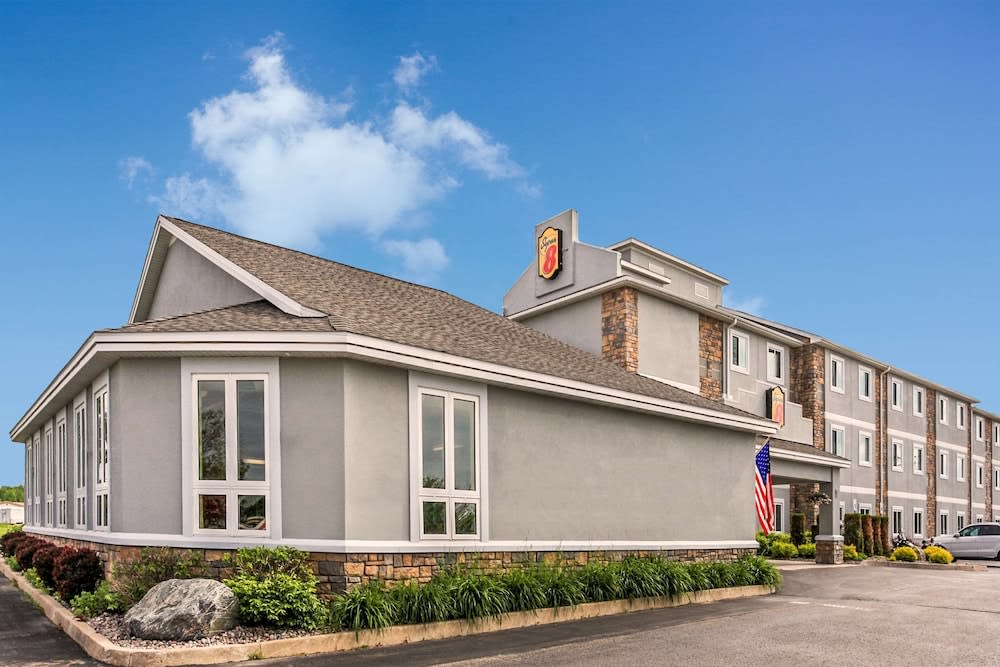 Super 8 by Wyndham Sault Ste. Marie 1