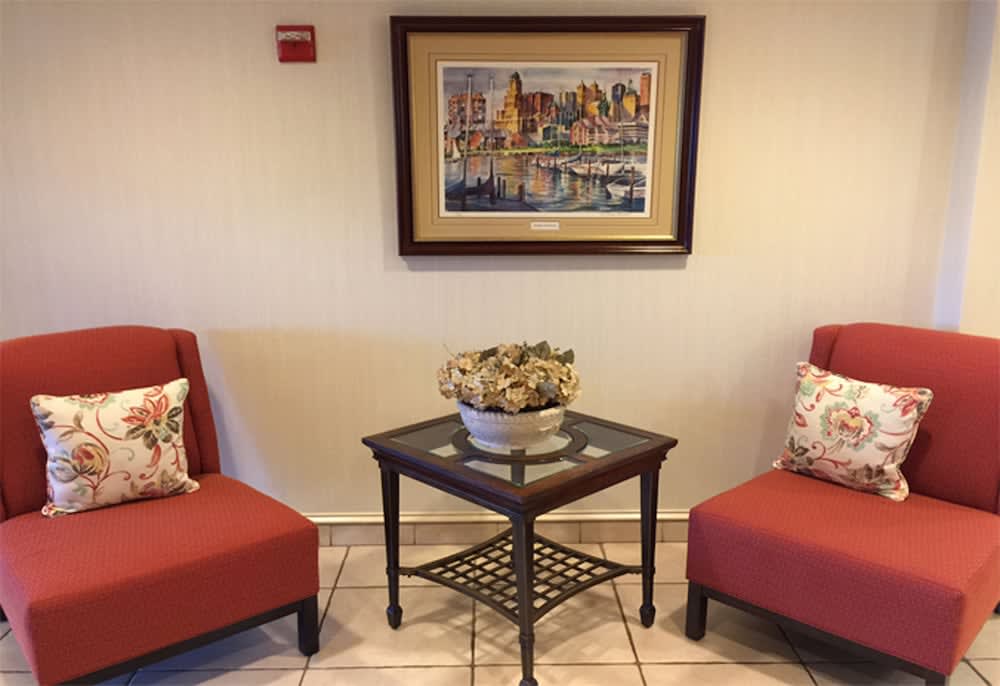 Holiday Inn Express & Suites BUFFALO-AIRPORT by IHG 2