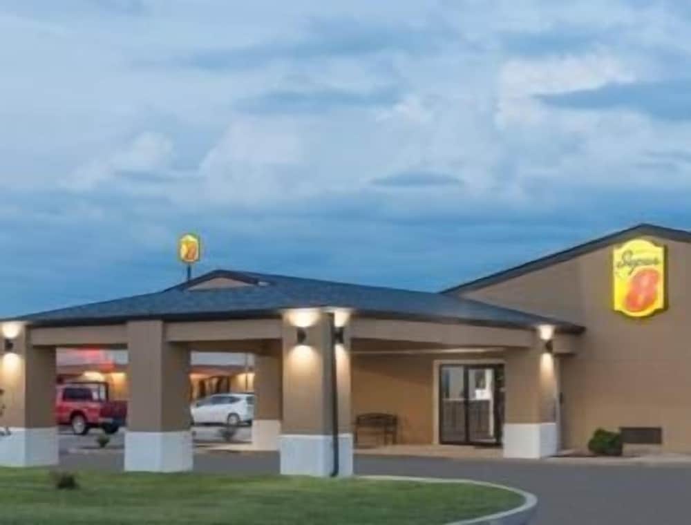Super 8 by Wyndham Charleston Sikeston East MO 1