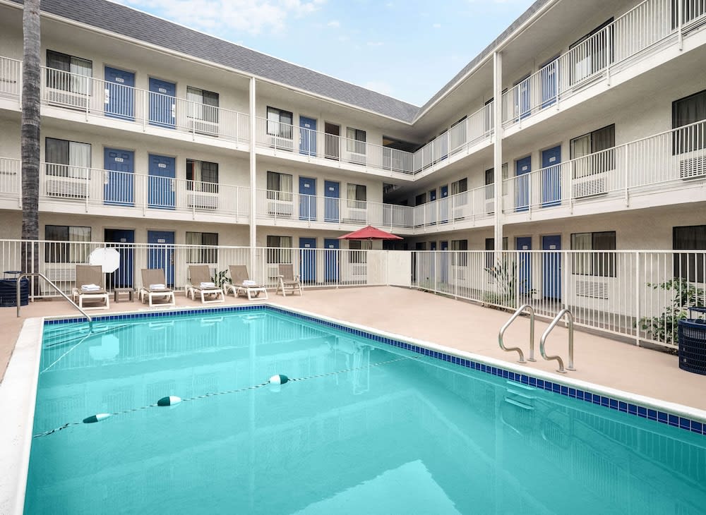 Motel 6 Buena Park, CA - Knotts Berry Farm - Disneyland 1