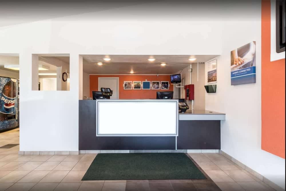 Travelodge by Wyndham Lansing 2