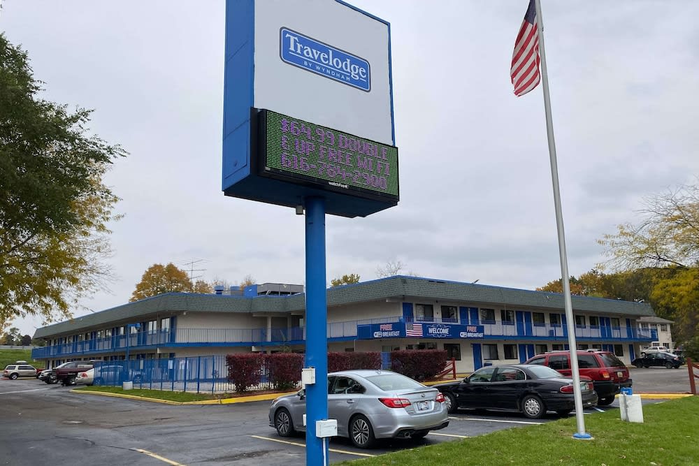 Travelodge by Wyndham Grand Rapids North 1