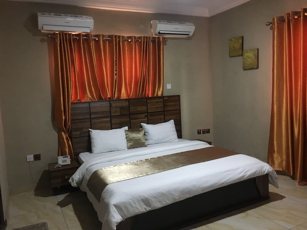 Momak 4 Hotel & Suites 1