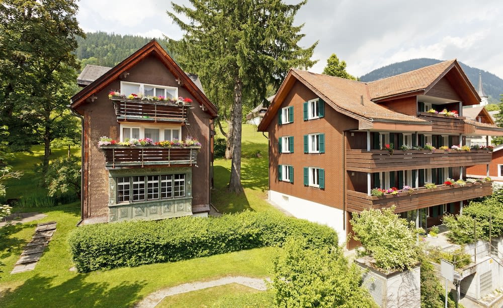 Hirschen Guesthouse - Village Hotel 1