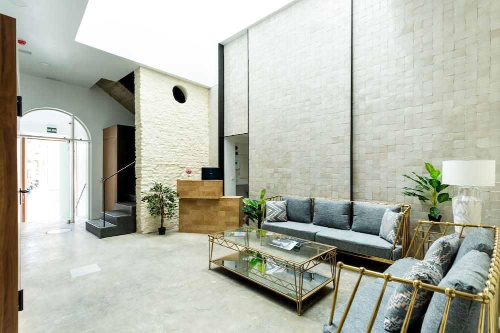 La Puerta de Palacio - Adults Only 2