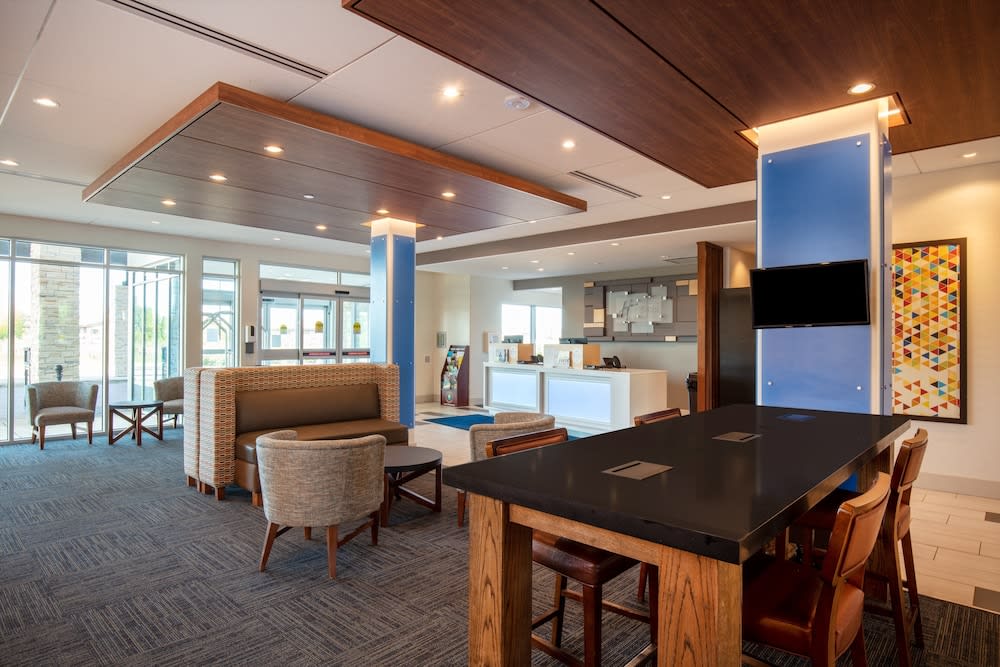 Holiday Inn Express & Suites BELOIT by IHG 2
