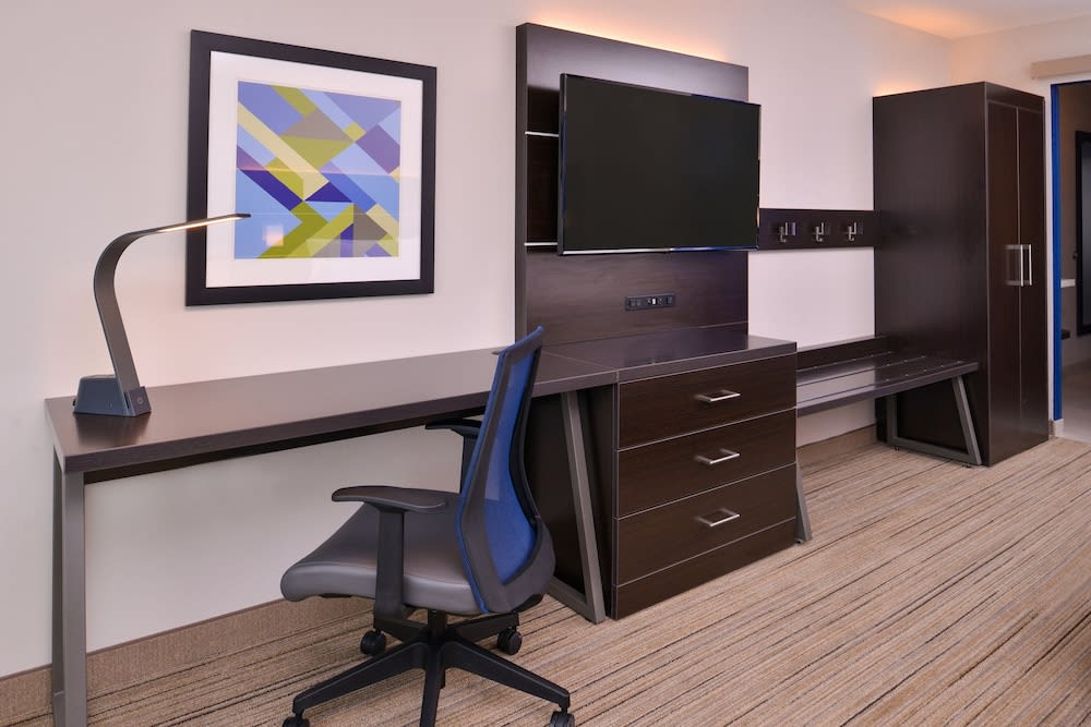 Holiday Inn Express & Suites Olathe West by IHG 4