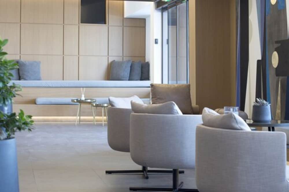 The Alex Monte Kastella, Santikos Collection 4