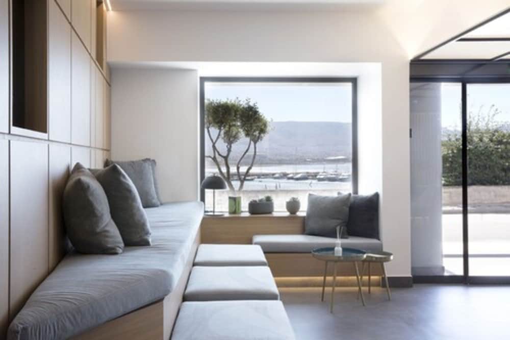 The Alex Monte Kastella, Santikos Collection 3