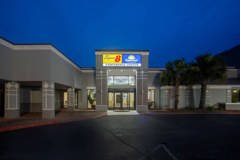 Super 8 by Wyndham Mobile I-65 1