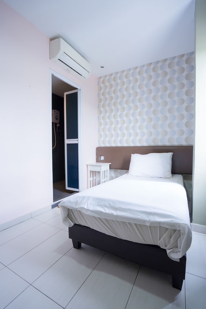 Cappuccino Hotel @ Mount Austin 3