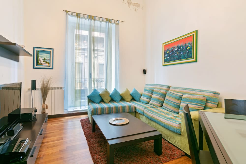 GuestHost - Vittorio Emanuele & Via Roma Colorful Apartment 1