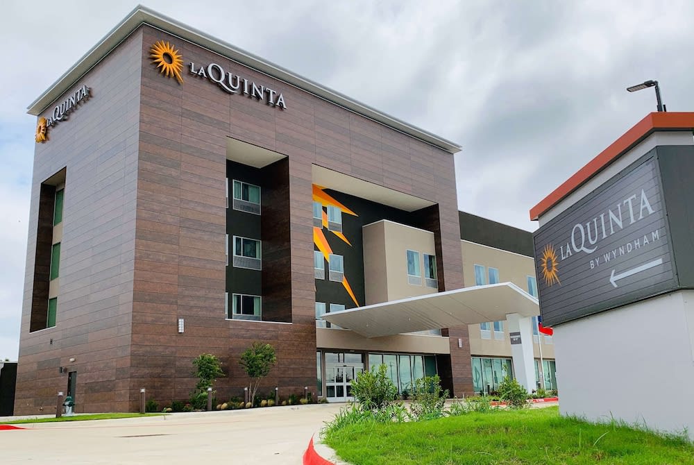 La Quinta Inn & Suites by Wyndham-Red Oak TX IH-35E 1