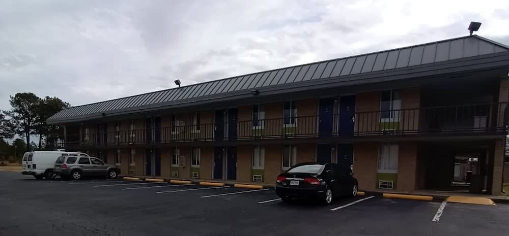 Travelodge by Wyndham Petersburg 1