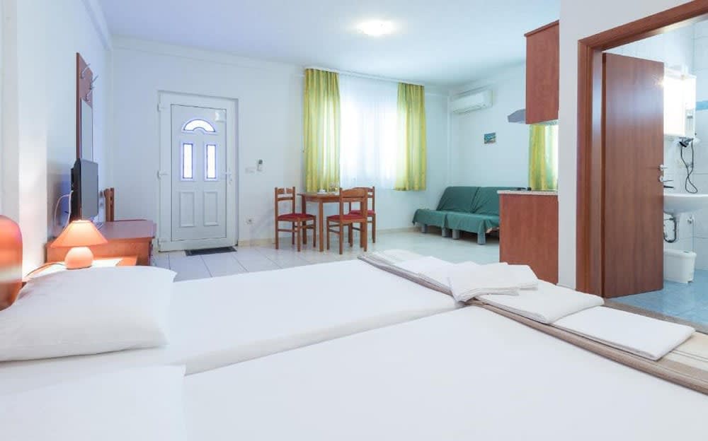 Villa Borna Apartments with Free Parking 1