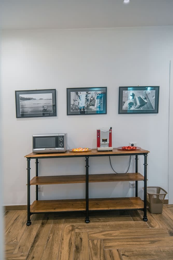 HUB FERROVIARIO - 12 Posti Letto per il Tuo Gruppo a Napoli con Wifi e Netflix 5