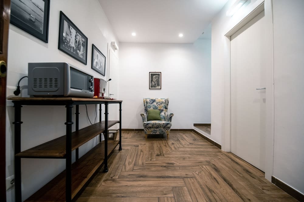 HUB FERROVIARIO - 12 Posti Letto per il Tuo Gruppo a Napoli con Wifi e Netflix 1