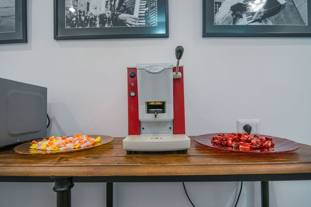 HUB FERROVIARIO - 12 Posti Letto per il Tuo Gruppo a Napoli con Wifi e Netflix 4