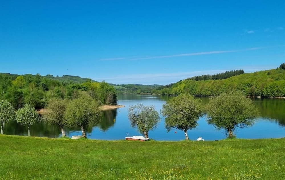 Chambres d'Hôtes avec cuisine au lac de la Raviège - Les Tables Aux Vaches 1