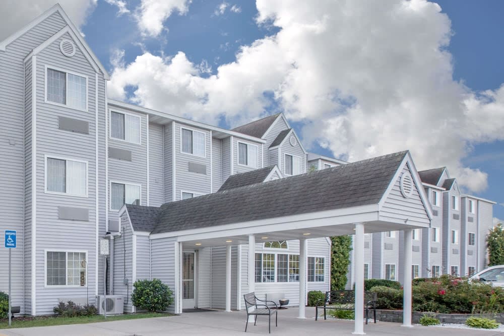 Microtel Inn and Suites Manistee 1