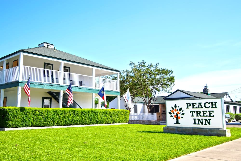 Peach Tree Inn & Suites 1