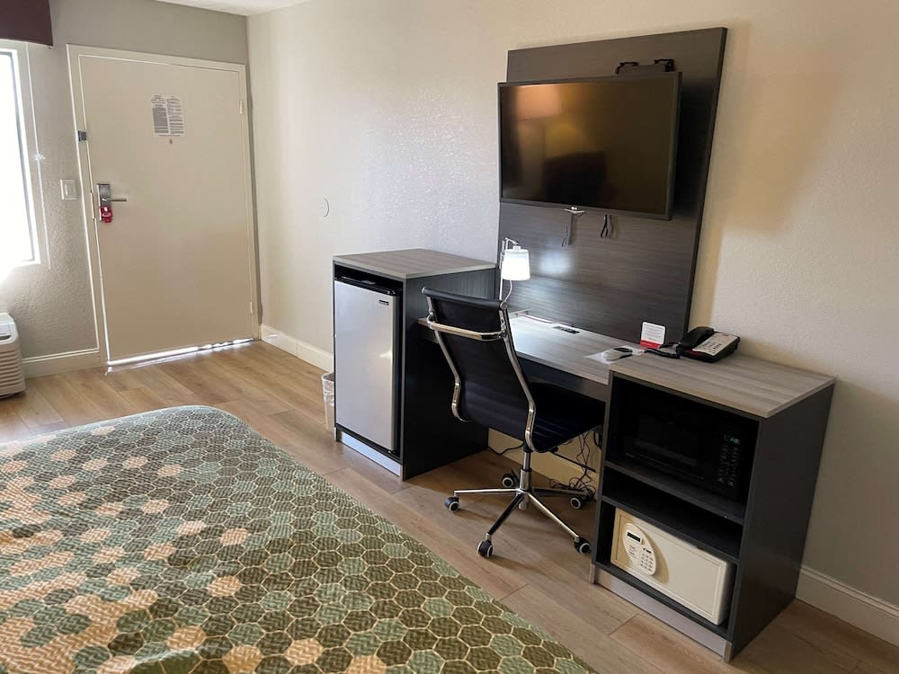 Econo Lodge White Pine Morristown I-81 & I-40 Split 5