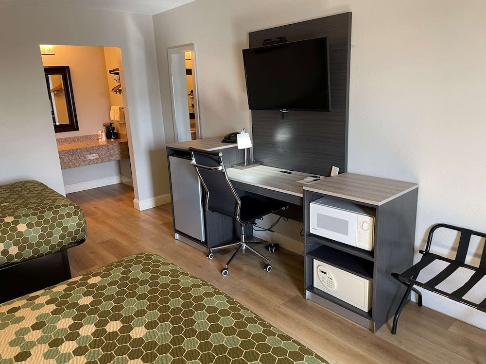 Econo Lodge White Pine Morristown I-81 & I-40 Split 4