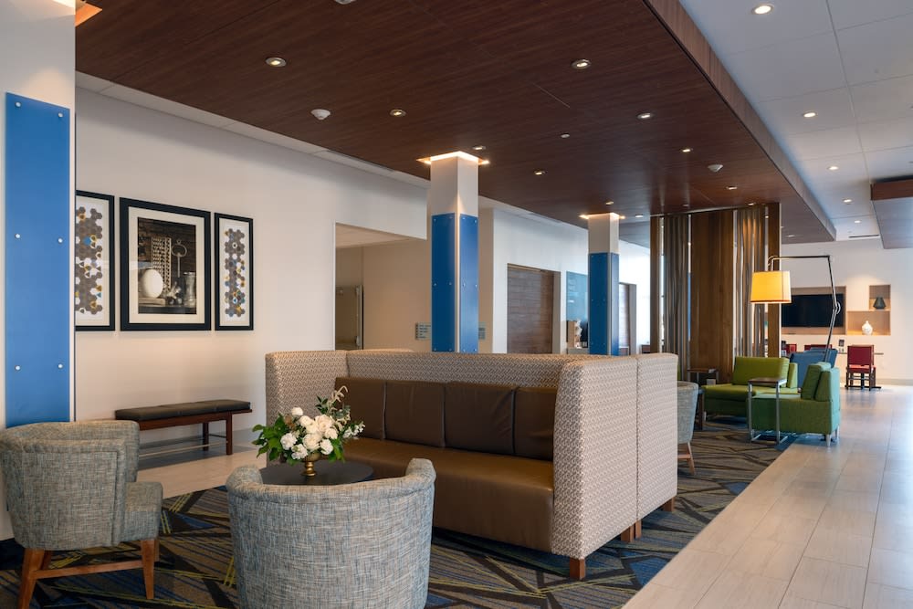 Holiday Inn Express & Suites Tulsa Downtown by IHG 3