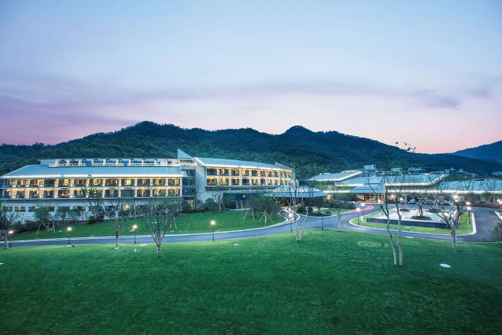 Howard Johnson By Wyndham Dongqian Lake Plaza Ningbo 1