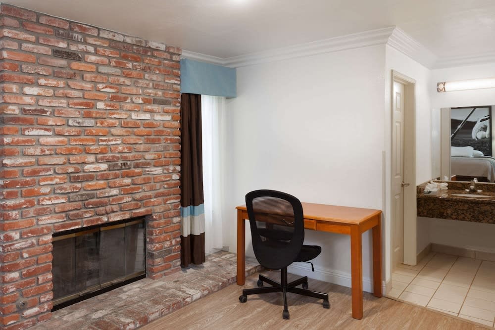 Super 8 by Wyndham Santa Clarita/Valencia 4