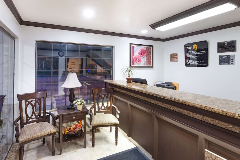 Super 8 by Wyndham Santa Clarita/Valencia 2