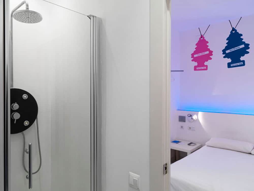 Chic & Basic Tallers Hostal 2