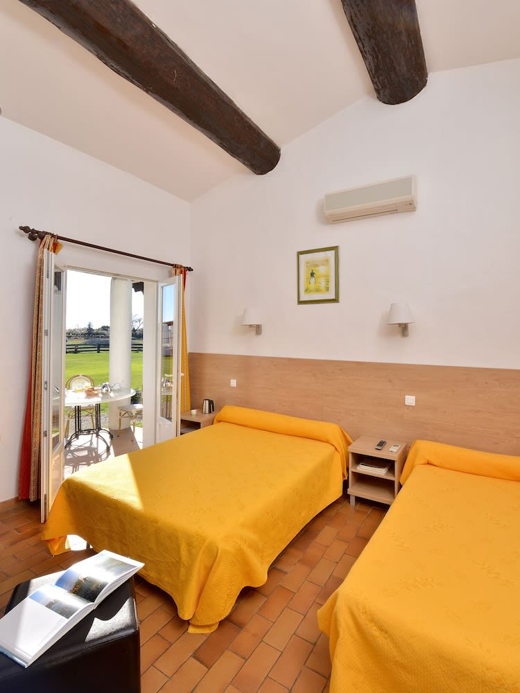 Mas de la Grenouillère Hôtel et Centre équestre en pleine nature 2