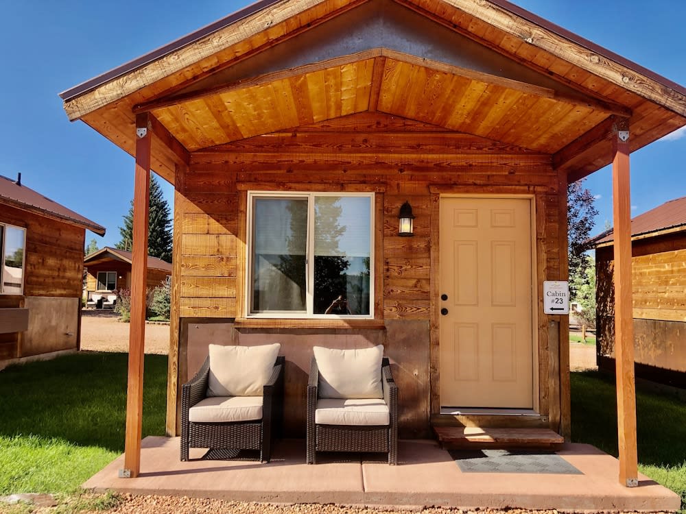 Mountain Ridge Cabins & Lodging Between Bryce and Zion National Park 1